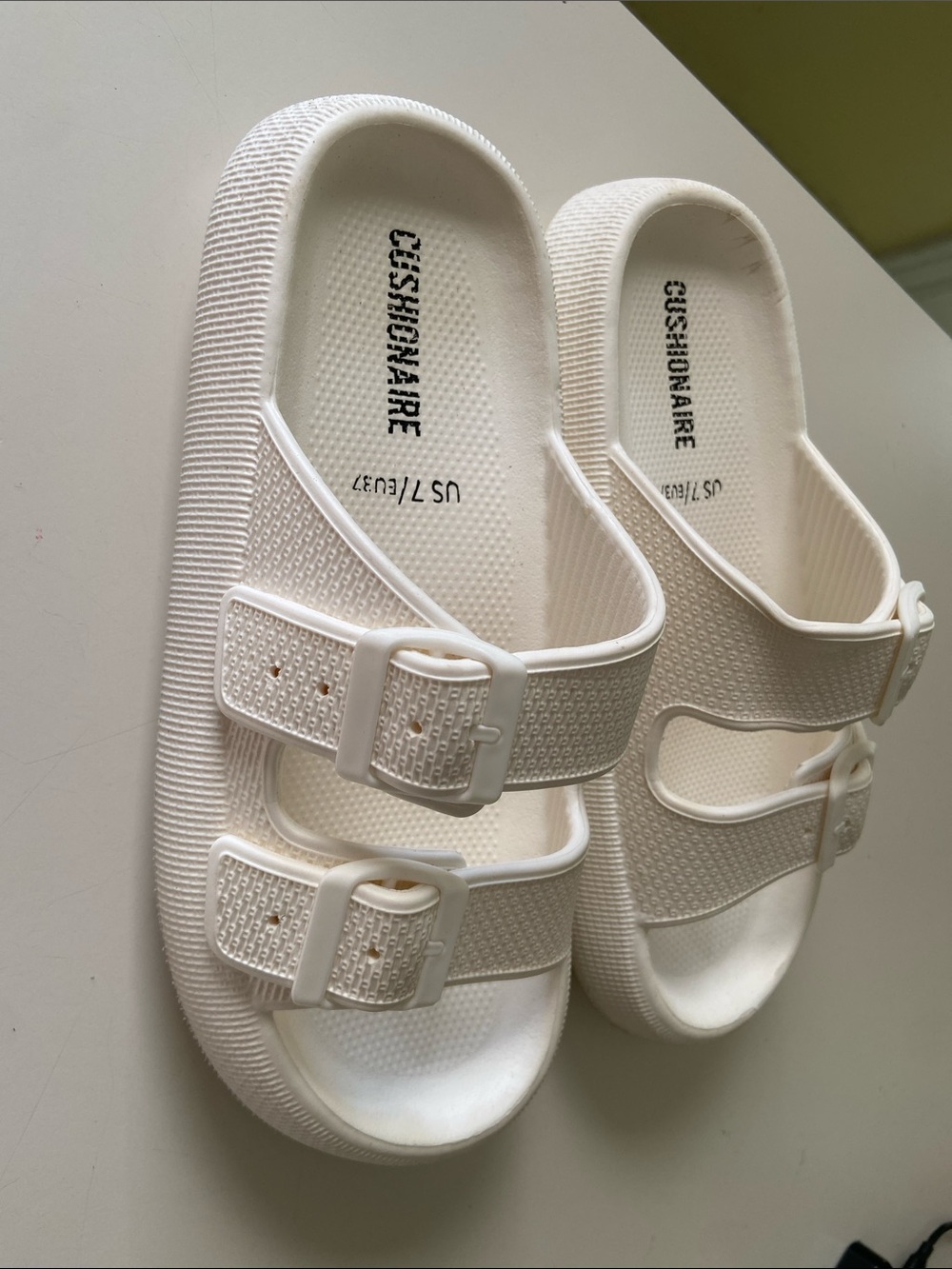 Cushionaire size 7/eu37 White Buckle Fame Slide Sandals EUC barely worn